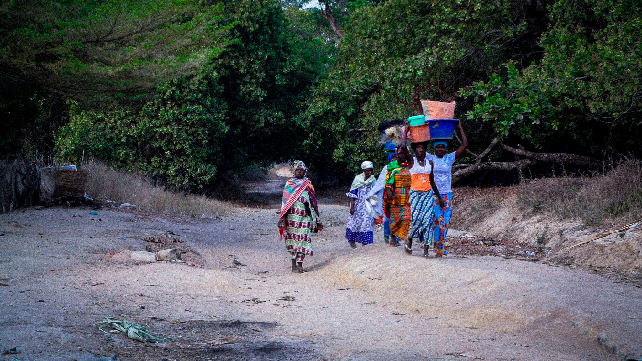Des Guérandais fabriquent du sel en Guinée-Bissau