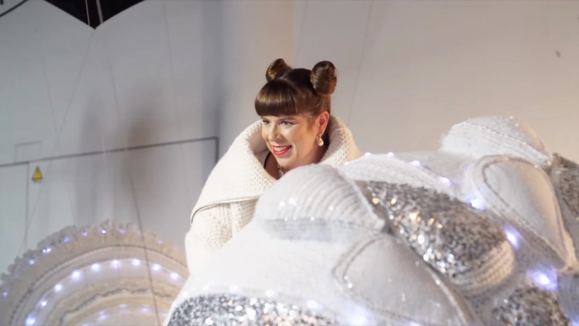 Détail de la Valkyrie Branco Luz de Joana Vasconcelos, costume pailleté et lumineux